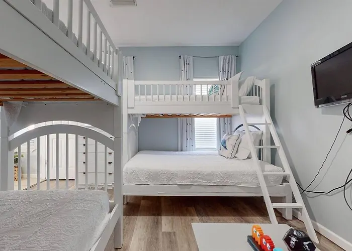 Holiday home Eye-catching W/ Picturesque Coastal Views *