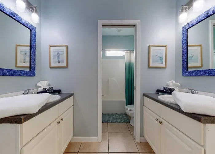 Holiday home Eye-catching W/ Picturesque Coastal Views *