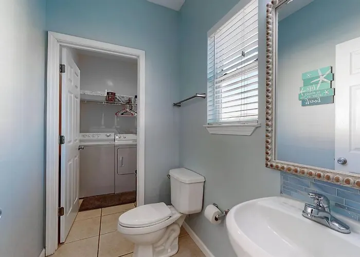 Holiday home Eye-catching W/ Picturesque Coastal Views *